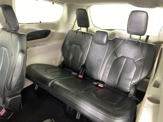 Photo of 2017 Bright White Clearcoat Chrysler Pacifica