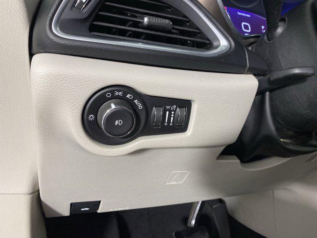 Photo of 2017 Bright White Clearcoat Chrysler Pacifica