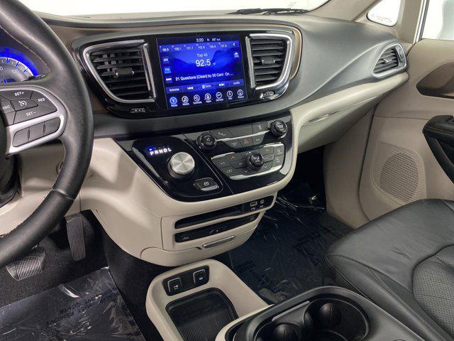 Photo of 2017 Bright White Clearcoat Chrysler Pacifica