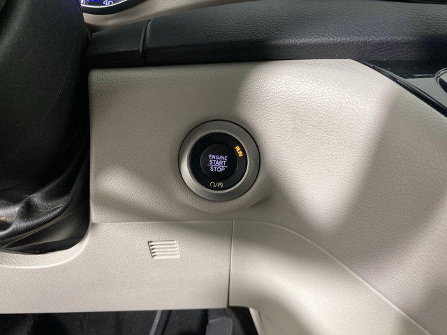 Photo of 2017 Bright White Clearcoat Chrysler Pacifica