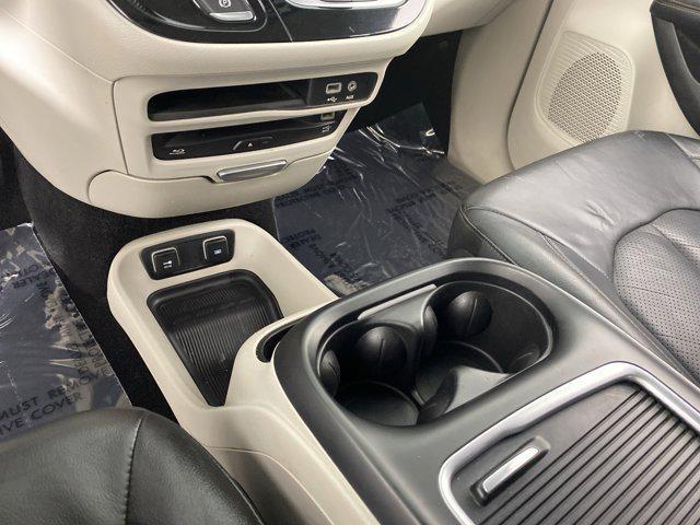 Photo of 2017 Bright White Clearcoat Chrysler Pacifica