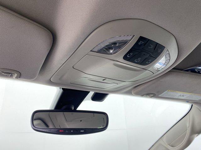 Photo of 2017 Bright White Clearcoat Chrysler Pacifica
