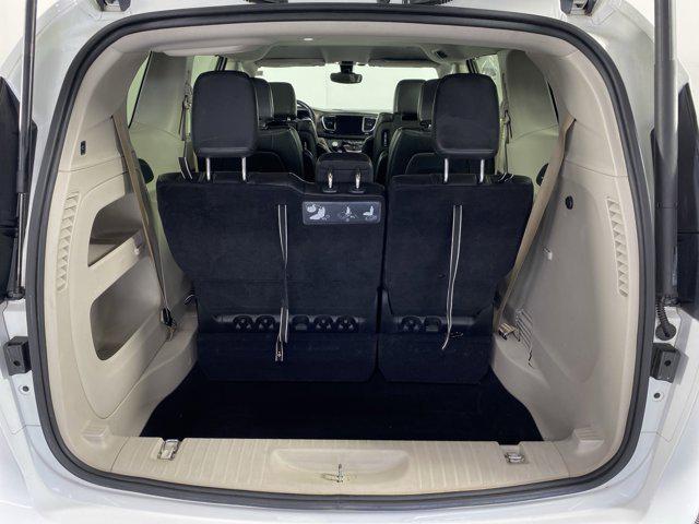 Photo of 2017 Bright White Clearcoat Chrysler Pacifica