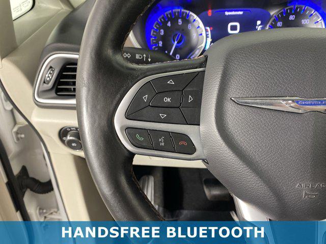 Photo of 2017 Bright White Clearcoat Chrysler Pacifica