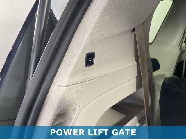 Photo of 2017 Bright White Clearcoat Chrysler Pacifica