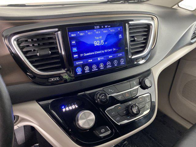 Photo of 2017 Bright White Clearcoat Chrysler Pacifica