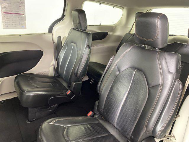 Photo of 2017 Bright White Clearcoat Chrysler Pacifica