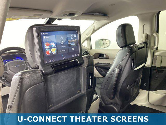 Photo of 2017 Bright White Clearcoat Chrysler Pacifica