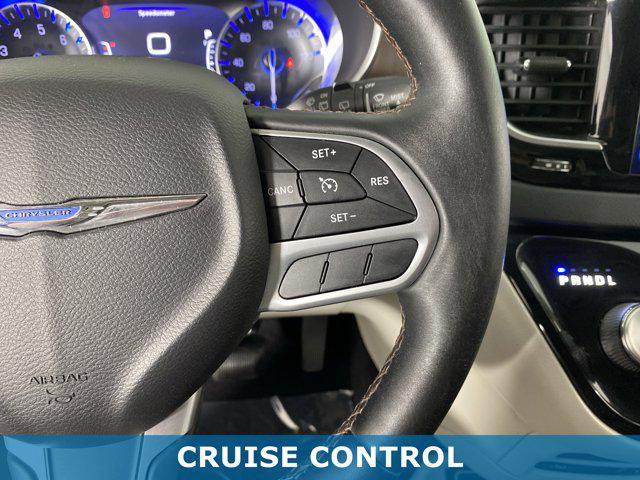 Photo of 2017 Bright White Clearcoat Chrysler Pacifica