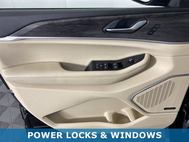 Photo of 2022 Diamond Black Crystal Pearlcoat Jeep Grand Cherokee