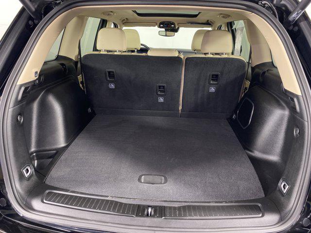 Photo of 2022 Diamond Black Crystal Pearlcoat Jeep Grand Cherokee