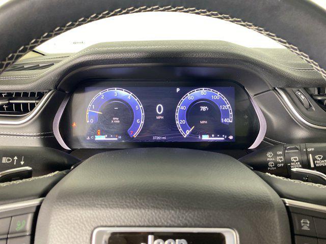 Photo of 2022 Diamond Black Crystal Pearlcoat Jeep Grand Cherokee