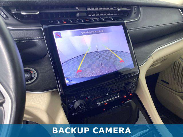 Photo of 2022 Diamond Black Crystal Pearlcoat Jeep Grand Cherokee