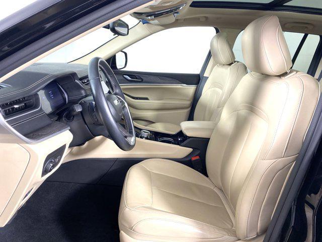 Photo of 2022 Diamond Black Crystal Pearlcoat Jeep Grand Cherokee