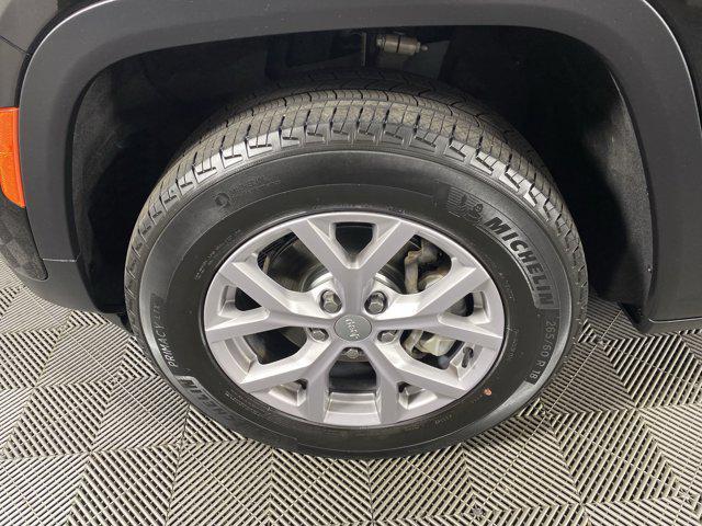 Photo of 2022 Diamond Black Crystal Pearlcoat Jeep Grand Cherokee