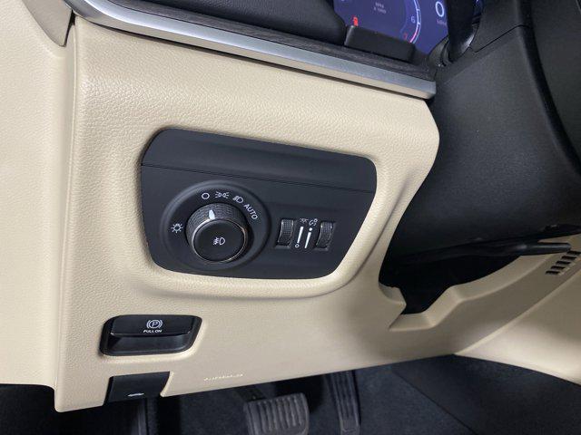 Photo of 2022 Diamond Black Crystal Pearlcoat Jeep Grand Cherokee