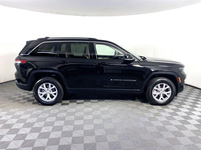 Photo of 2022 Diamond Black Crystal Pearlcoat Jeep Grand Cherokee