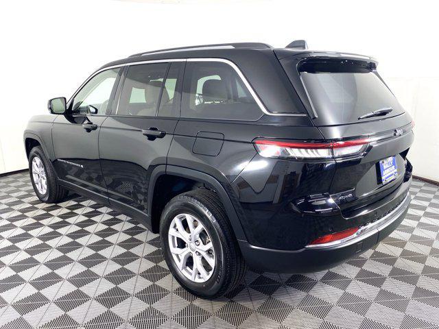 Photo of 2022 Diamond Black Crystal Pearlcoat Jeep Grand Cherokee