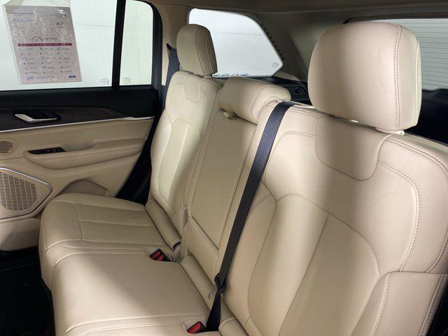Photo of 2022 Diamond Black Crystal Pearlcoat Jeep Grand Cherokee