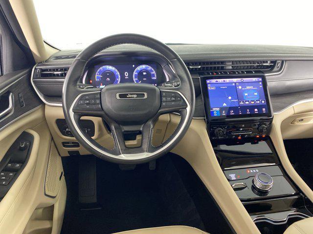 Photo of 2022 Diamond Black Crystal Pearlcoat Jeep Grand Cherokee