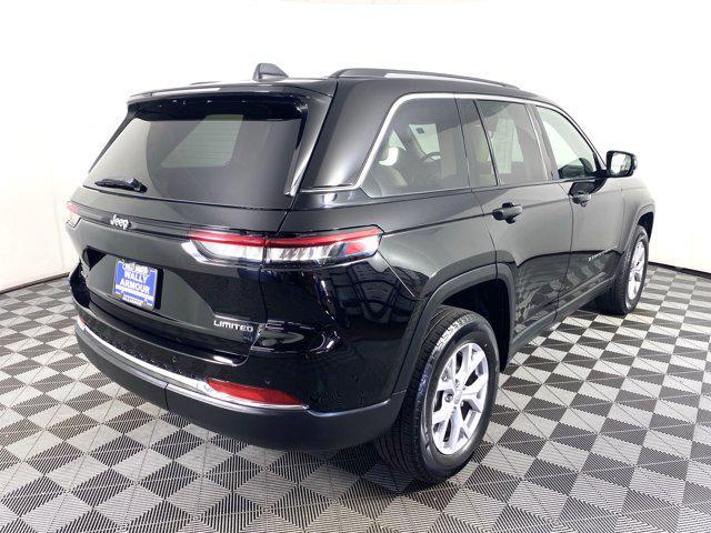 Photo of 2022 Diamond Black Crystal Pearlcoat Jeep Grand Cherokee