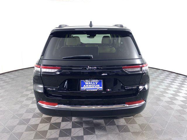 Photo of 2022 Diamond Black Crystal Pearlcoat Jeep Grand Cherokee