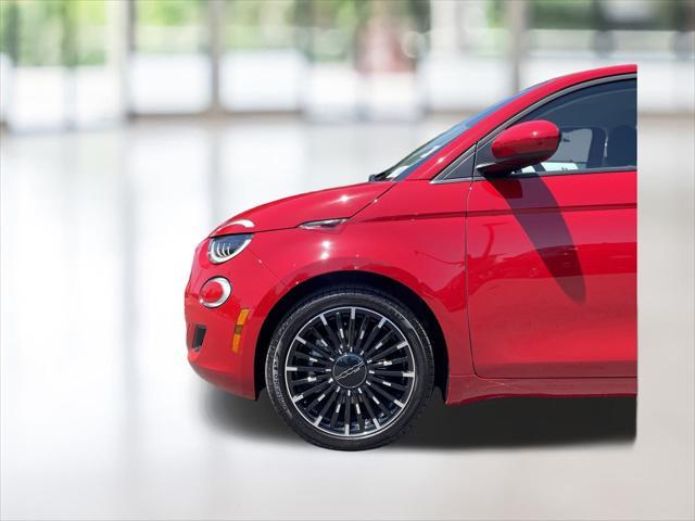 Photo of 2024 Red by (Red) FIAT 500e