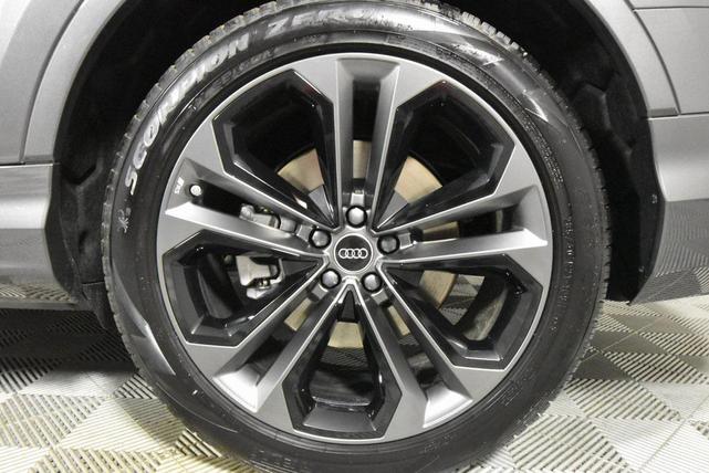 Photo of 2025 Gray Metallic Audi Q7