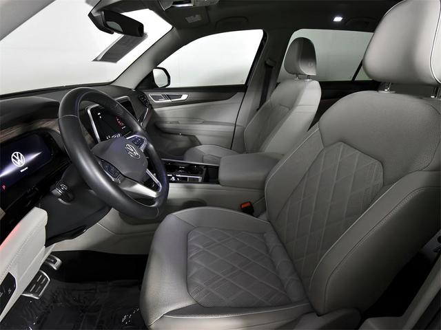 Photo of 2024 Deep Black Pearl Volkswagen Atlas
