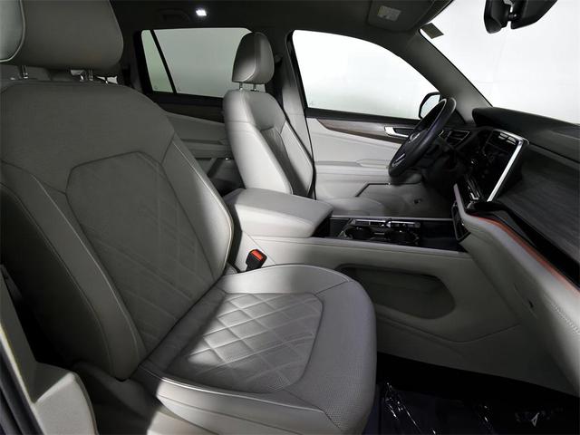 Photo of 2024 Deep Black Pearl Volkswagen Atlas