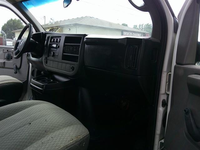 Photo of 2009 Summit White GMC Savana 2500