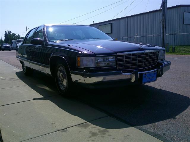 Photo of 1995 MAROON Cadillac Fleetwood