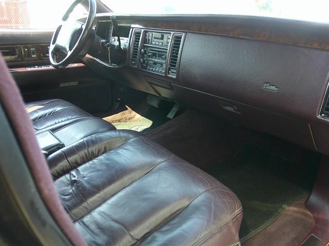 Photo of 1995 MAROON Cadillac Fleetwood
