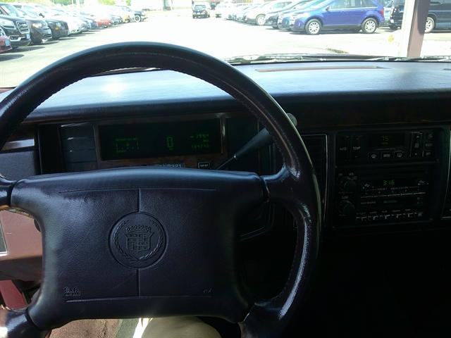 Photo of 1995 MAROON Cadillac Fleetwood