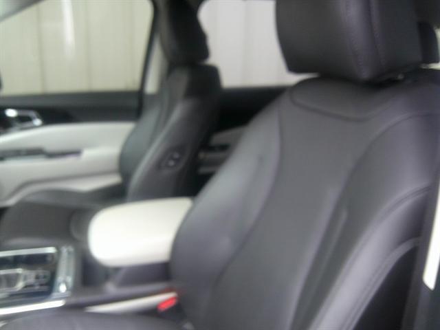 Photo of 2023 Flare Red Kia Carnival