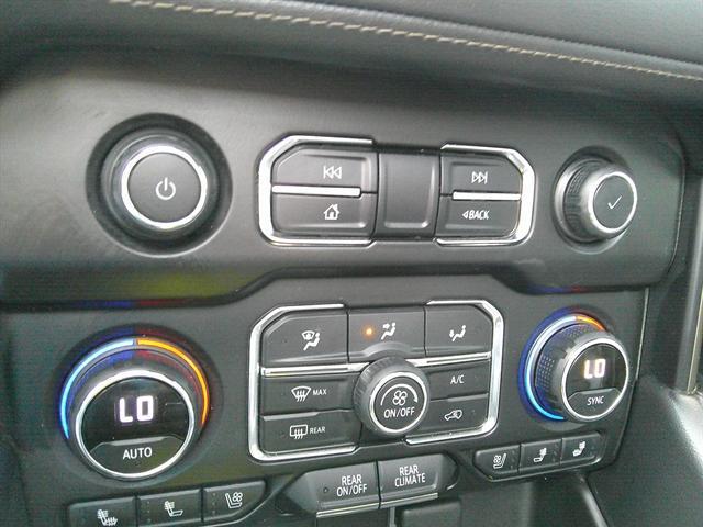 Photo of 2021 Iridescent Pearl Tricoat Chevrolet Suburban