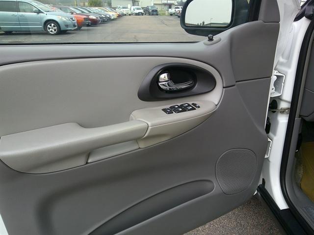 Photo of 2005 WHITE Chevrolet Trailblazer