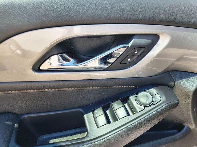Photo of 2021 Summit White Chevrolet Traverse