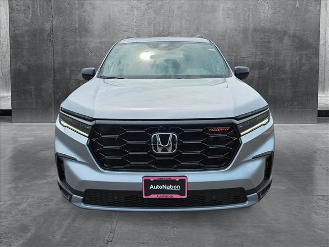 Photo of 2025 Lunar Silver Metallic Honda Pilot