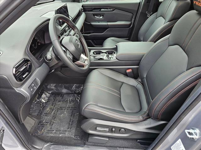 Photo of 2025 Lunar Silver Metallic Honda Pilot