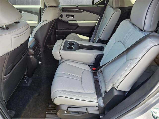 Photo of 2025 Lunar Silver Metallic Honda Pilot