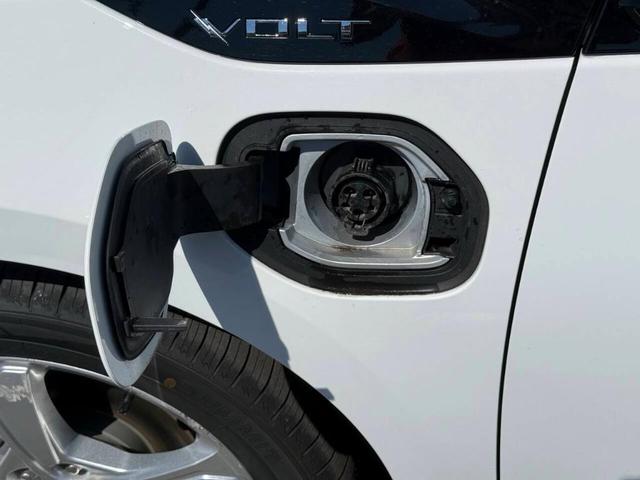 Photo of 2017 White Chevrolet Volt