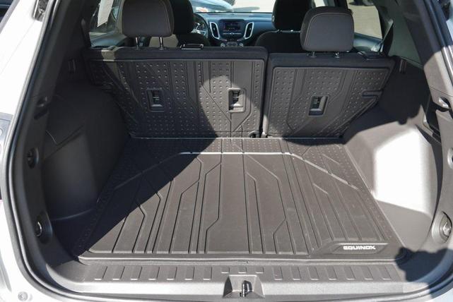 Photo of 2022 Silver Ice Metallic Chevrolet Equinox