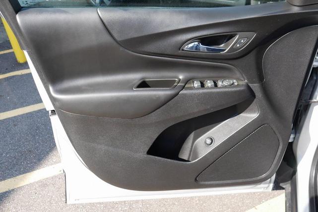 Photo of 2022 Silver Ice Metallic Chevrolet Equinox