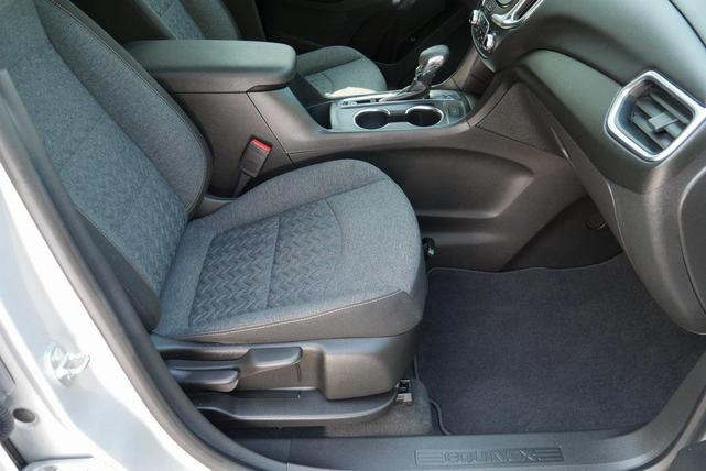 Photo of 2022 Silver Ice Metallic Chevrolet Equinox
