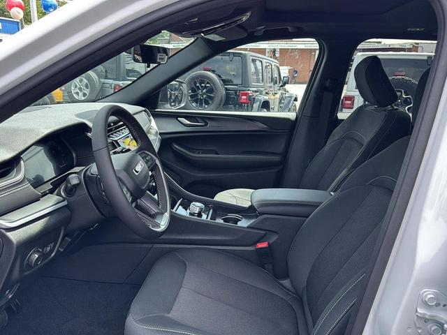 Photo of 2025 Bright White Jeep Grand Cherokee
