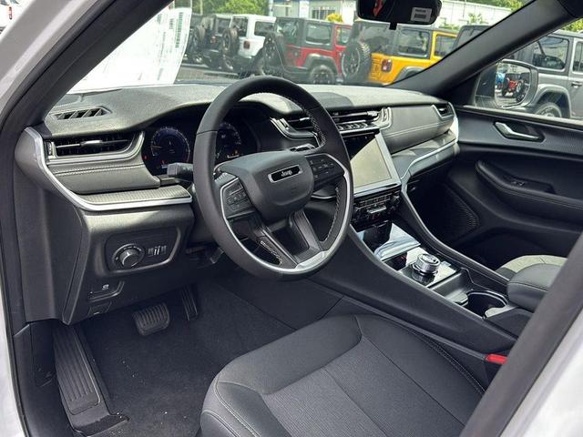 Photo of 2025 Bright White Jeep Grand Cherokee