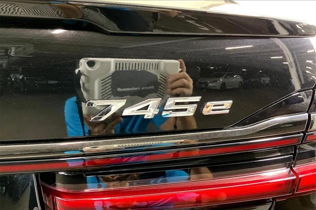 Photo of 2021 Black Sapphire Metallic BMW 745e