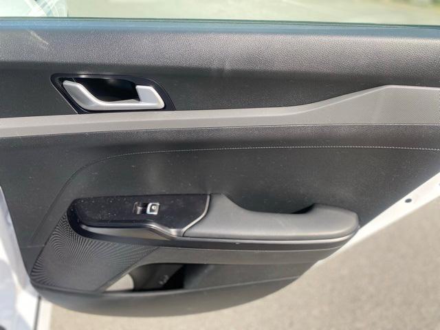 Photo of 2022 Glacial White Pearl Kia K5