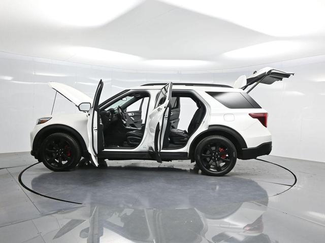 Photo of 2022 White Metallic Ford Explorer